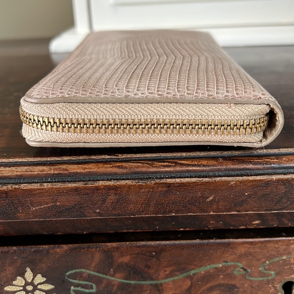 Beautiful 🌸 LOVE & LORE ZIP AROUND WALLET - Picture 9 of 9